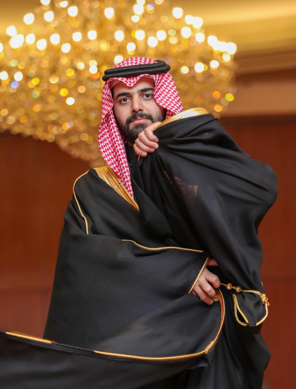 بورتريه لعريس بالزي السعودي أمام إضاءة ذهبية