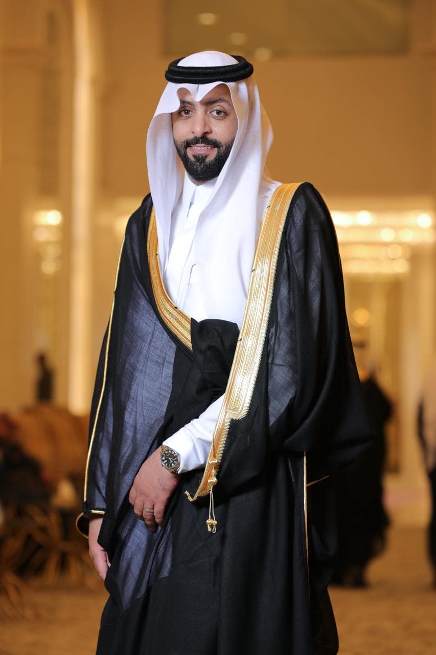 بورتريه كامل لعريس في قاعة مضاءة بإضاءة دافئة