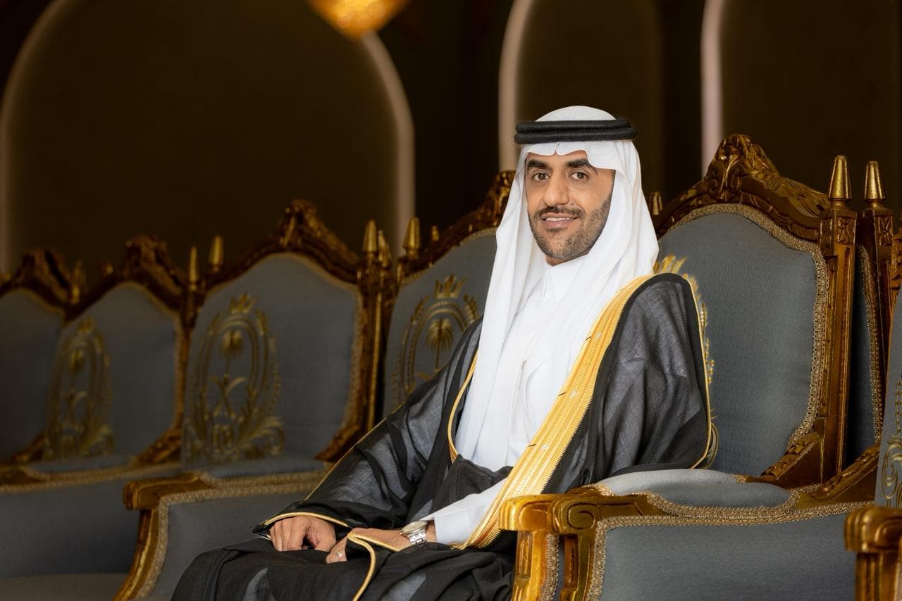 بورتريه لعريس بالزي السعودي جالسًا في قاعة المناسبة