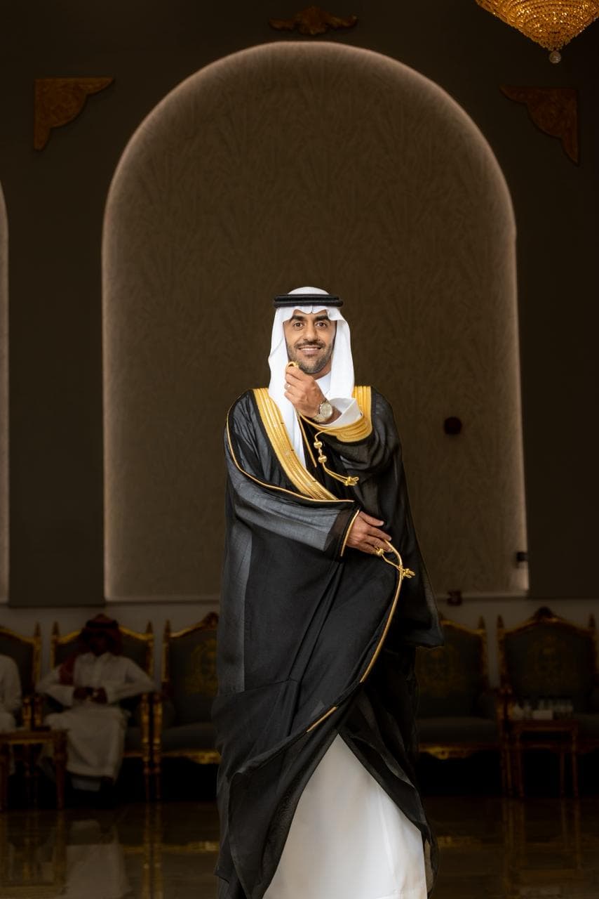 بورتريه كامل لعريس أمام قوس معماري مضاء