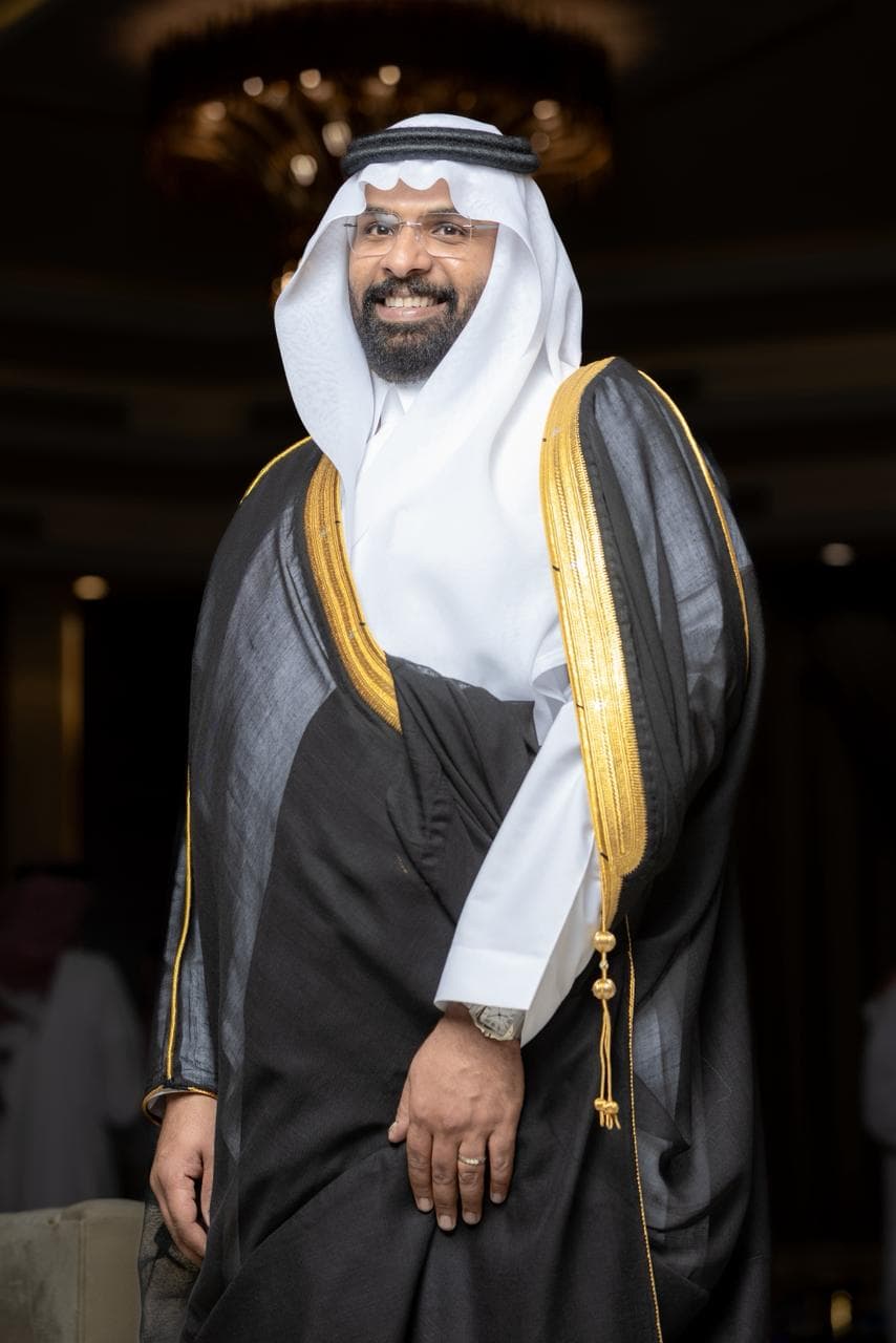 بورتريه قريب لعريس مبتسم في أجواء القاعة