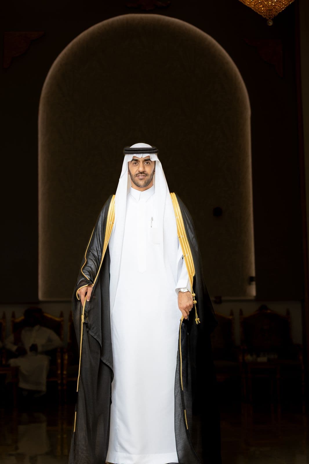 بورتريه رسمي لعريس أمام القوس الرئيسي للقاعة
