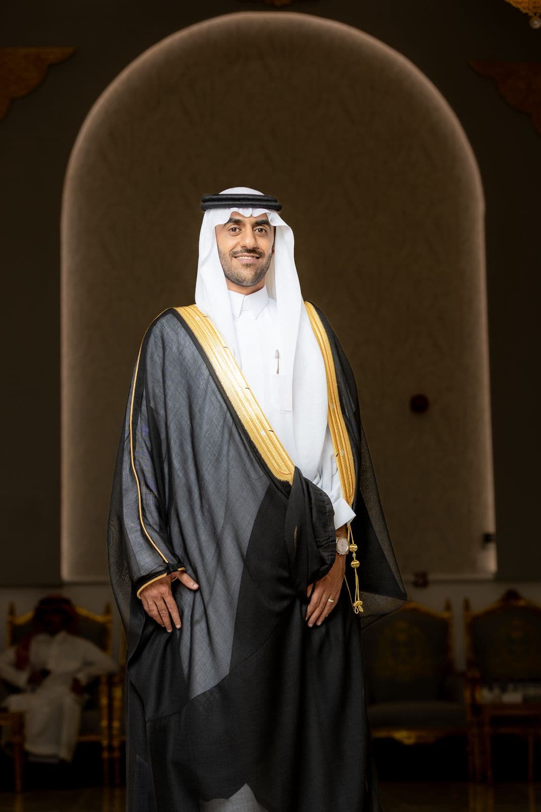 بورتريه لعريس بالزي السعودي داخل قاعة المناسبة